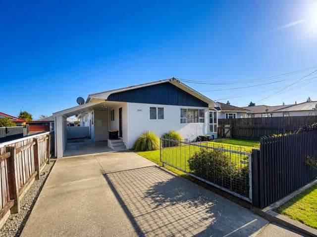 2-Bedroom Home with Sunroom & Carport in Central Location