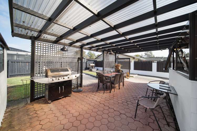 2/2 Corolu Place Conifer Grove_21