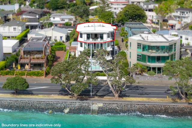 Waterfront Penthouse Living – Timeless Position