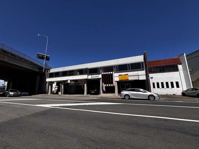 Hutt Road retail with an warehouse option!