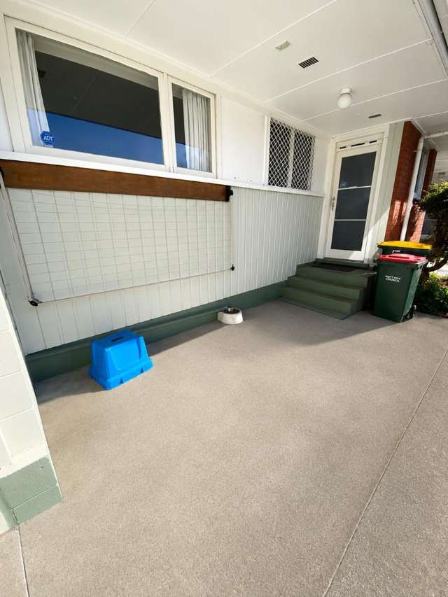 Tidy 2-Bedroom Unit with Single Garage