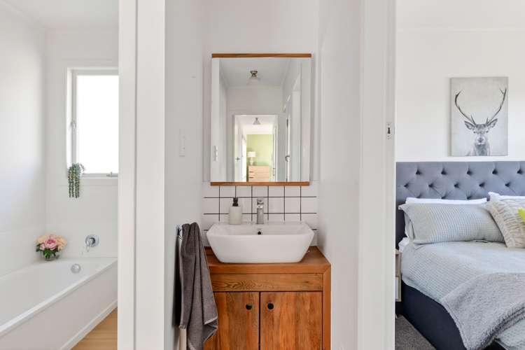 40 Southsea Crescent Silverdale_12