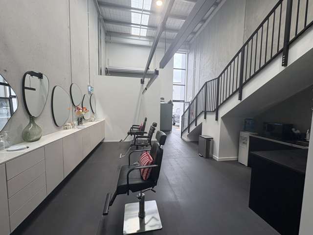 105m2 Road Frontage, Superb Fitout!