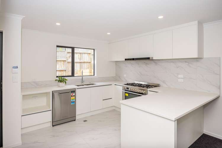 2/40A Exeter Street Glenview_7