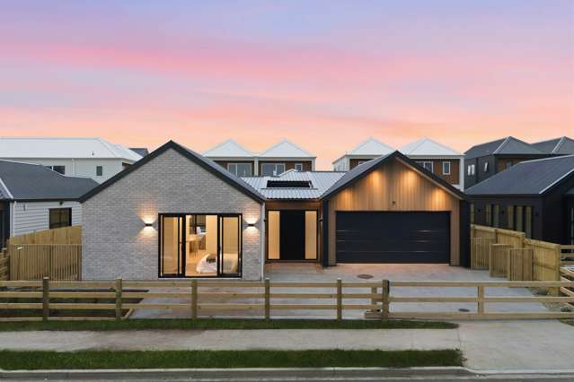 New English style 4 bed,3 baths 2 kitchens! karaka