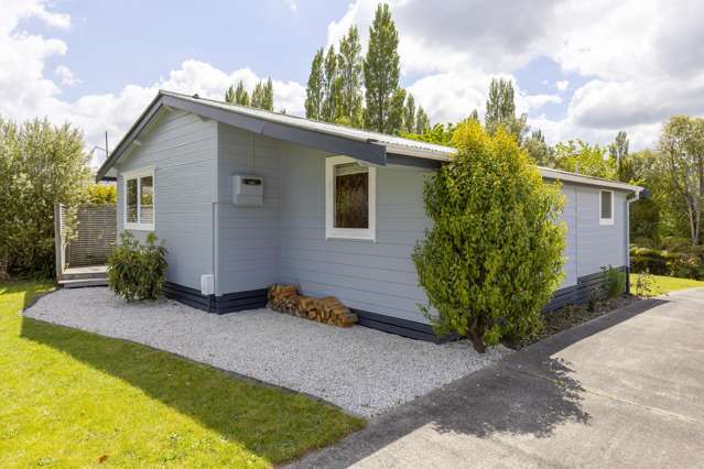 CHARMING LOCKWOOD IN PRIME LOCATION