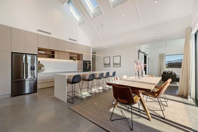 Show Home with spectacular spec!