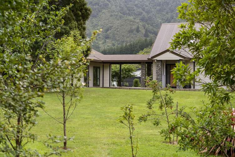 28 Lady Cobham Grove Anakiwa and Surrounds_25