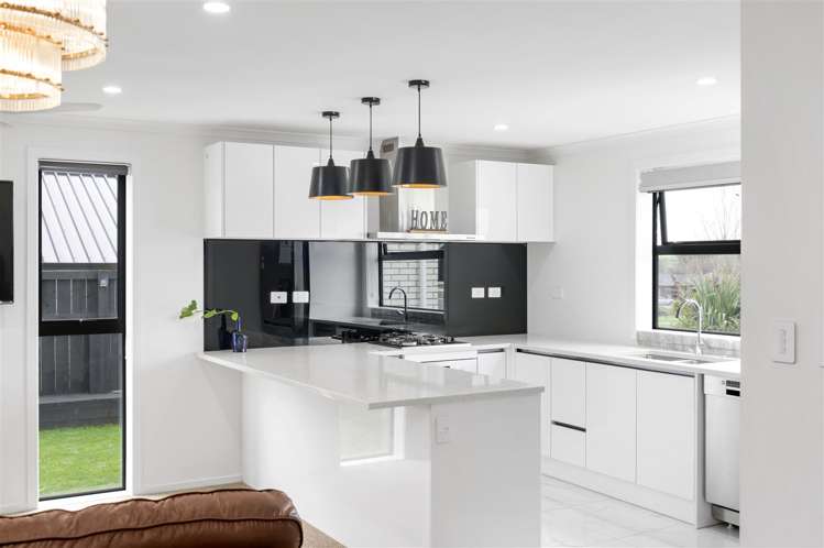 16 Inuwai Street Glenview_5