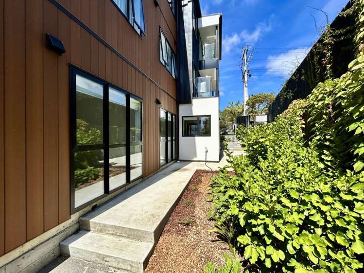 10/64 (64c) Coronation Road 1712_15