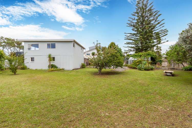 17 Piccadilly Circus Snells Beach_30