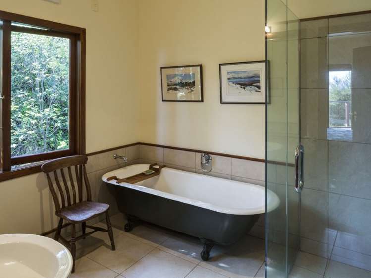 22 Whakamoenga Point Acacia Bay_18