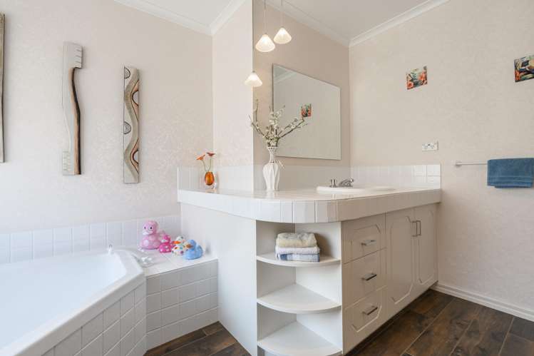 2 Florida Key Papamoa_17