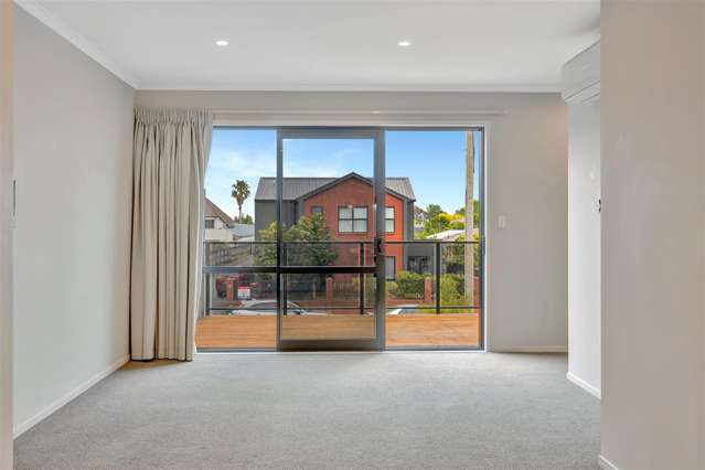 2/10 Charlemont Street Whitiora_3