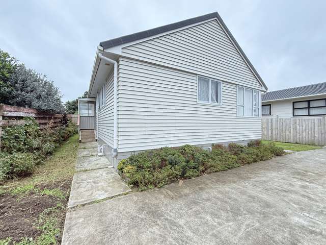 Single Level Stand Alone 3-bedrooms.