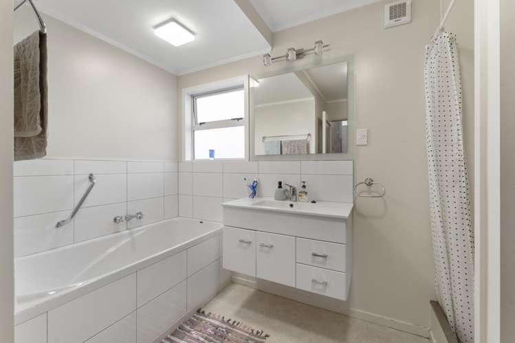 18 Robert Mckeen Street Otaki Beach_8