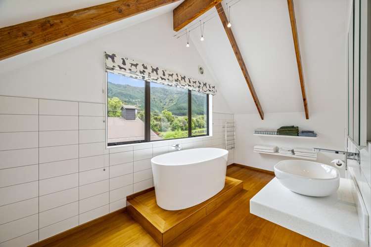 28 Lady Cobham Grove Anakiwa and Surrounds_16