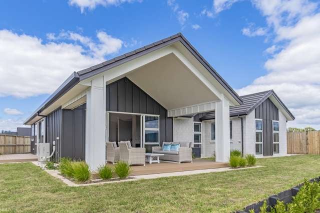 Modern Coastal Retreat with Space for Guests
