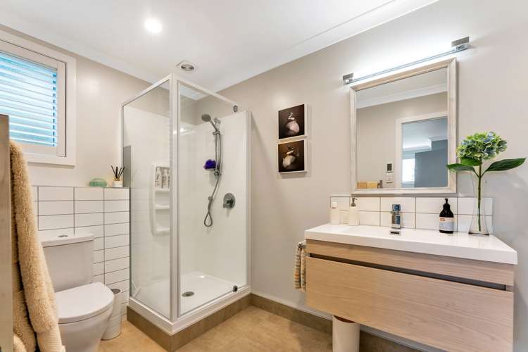 6 Paisley Street Mellons Bay_19