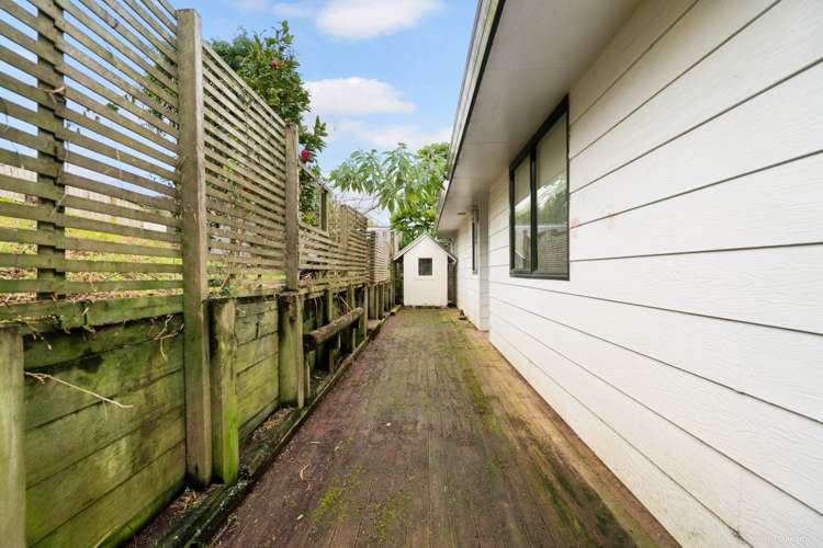 46 Maywood Crescent Glen Eden_15