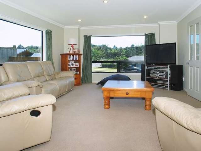 32 Te Puia Drive Aotea_4