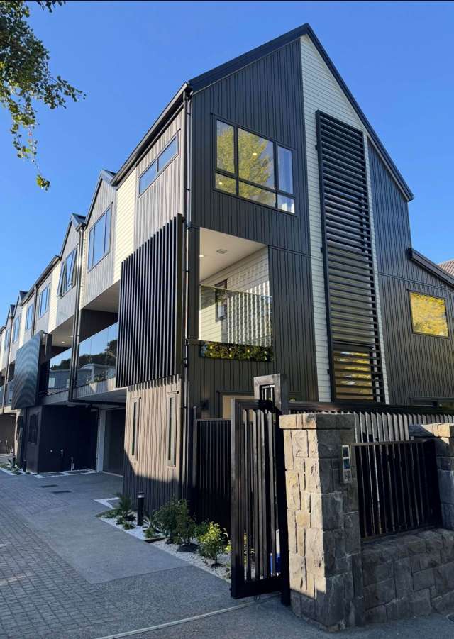 Brand-New Luxury Townhouses for Rent – 35 Bec...