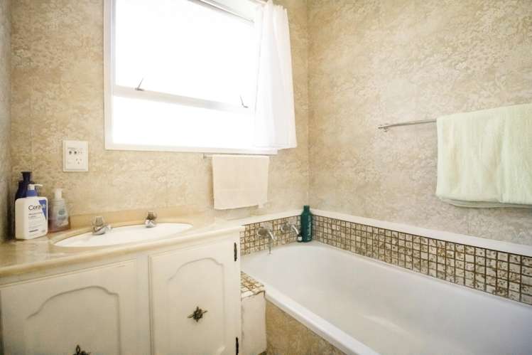 1a Huata Place West End_19