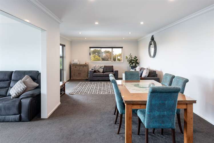 7 Paisley Street Mellons Bay_30