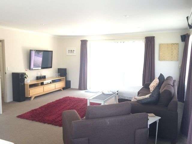 2 Carleton Place Toi Toi_4