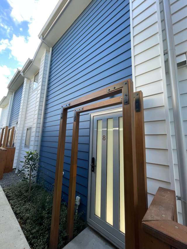 Light Filled 1 Bedroom with Private Backyard