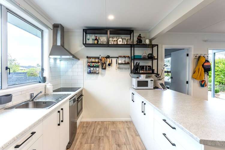 7 Graham Grove Waikanae_1