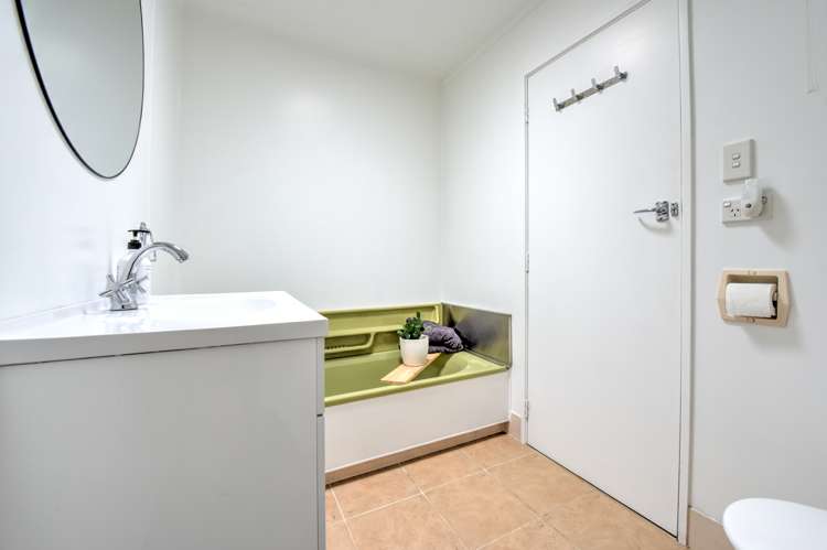 70 Walker Crescent Gore Surrounds_9