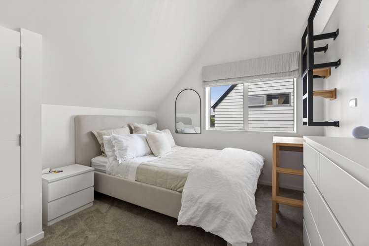 5b Holland Avenue Point England_20