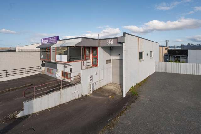 INDUSTRIAL OFFICES WITH STORAGE WAREHOUSE