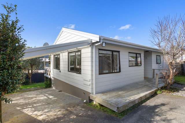 SUNNY 3 BEDROOM HOUSE, FULLY FENCED WITH DECK