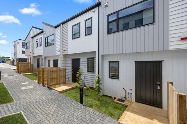 Walk to Sylvia Park - Convenient Modern Living