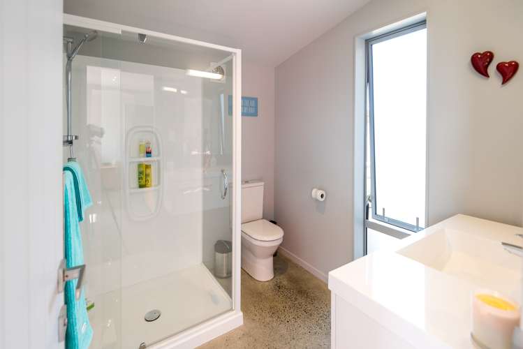 77 Intrepid Crescent Beachlands_13