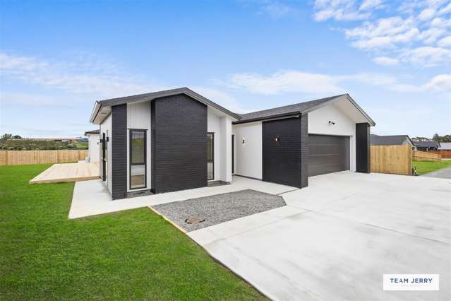 Spacious & Stylish - 2 Living with 2 Master Suites
