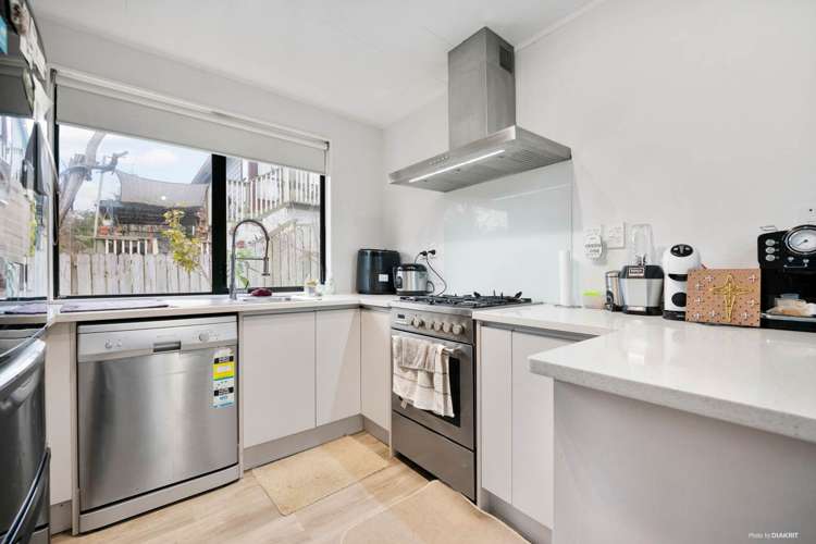 46 Maywood Crescent Glen Eden_2