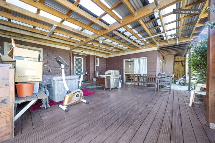 17 Tiroroa Avenue Te Atatu South_11