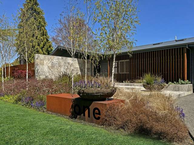 Luxurious Lake Retreat