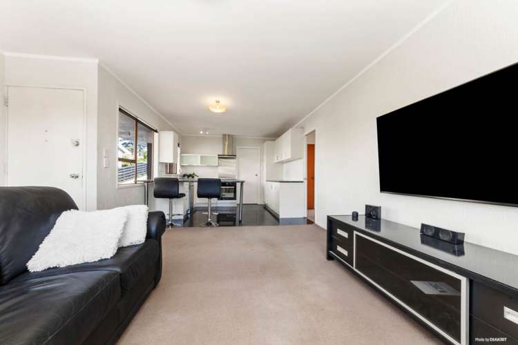 2/4 Landseer Place Blockhouse Bay_5