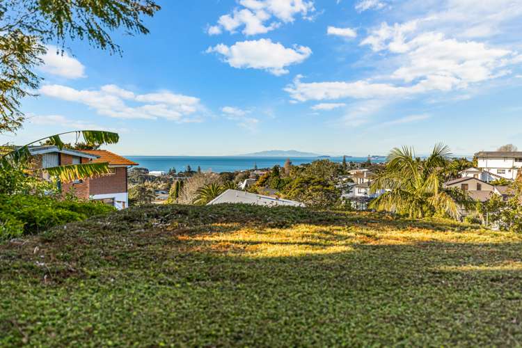 2/2 Elizabeth Place Mairangi Bay_13