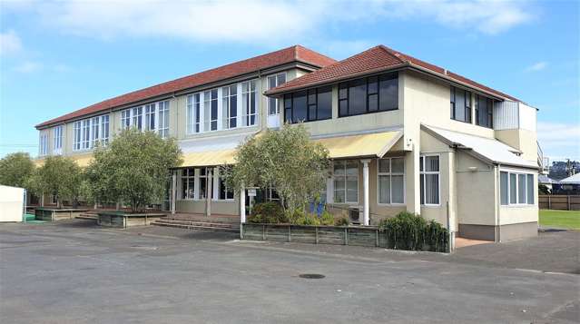 Lease Total School House - 935m2