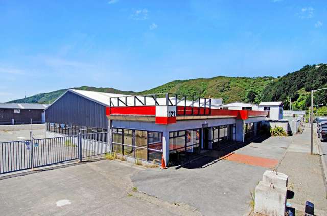 Showroom/warehouse with secure yard