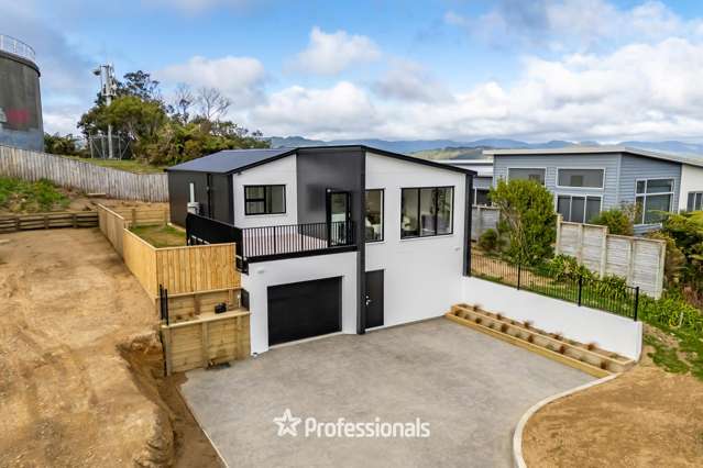 STYLISH NEW BUILD WITH VIEWS IN KELSON