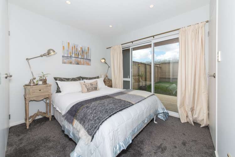 85 Bordeaux Parade Te Atatu South_11