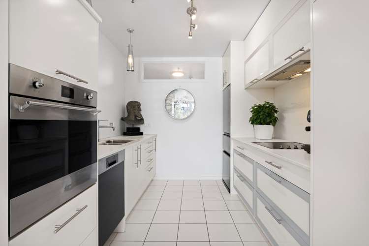 10/74 Oriental Parade_4