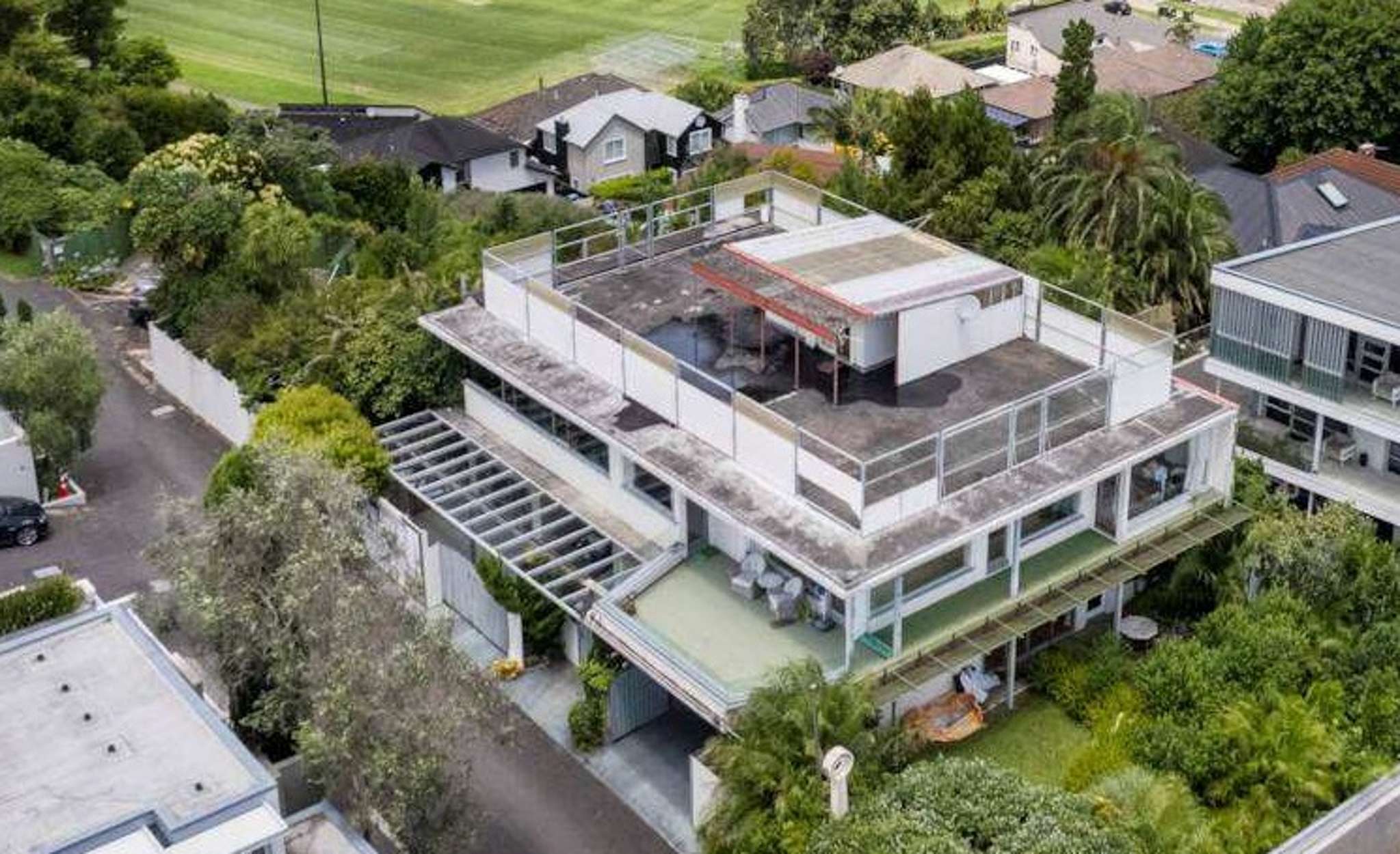 Clifftop homes sell for $9.5m after owners scrap plans for $40m apartment block