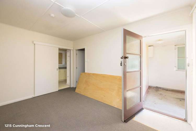 1213–1225 Cunningham Crescent Mayfair_11